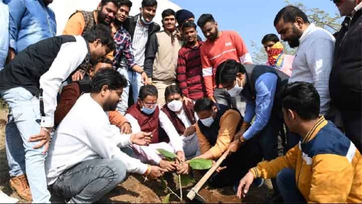 मंत्री श्री पटेल ने पुत्र के जन्म-दिन पर शिव कुंज में रोपा बड़ का पौधा